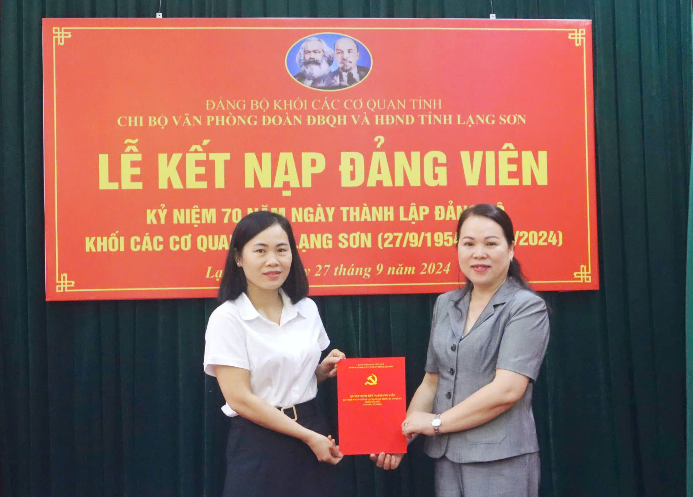 Chi bộ Văn phòng Đoàn đại biểu Quốc hội và Hội đồng nhân dân tỉnh Lạng Sơn tổ chức Lễ kết nạp đảng viên mới