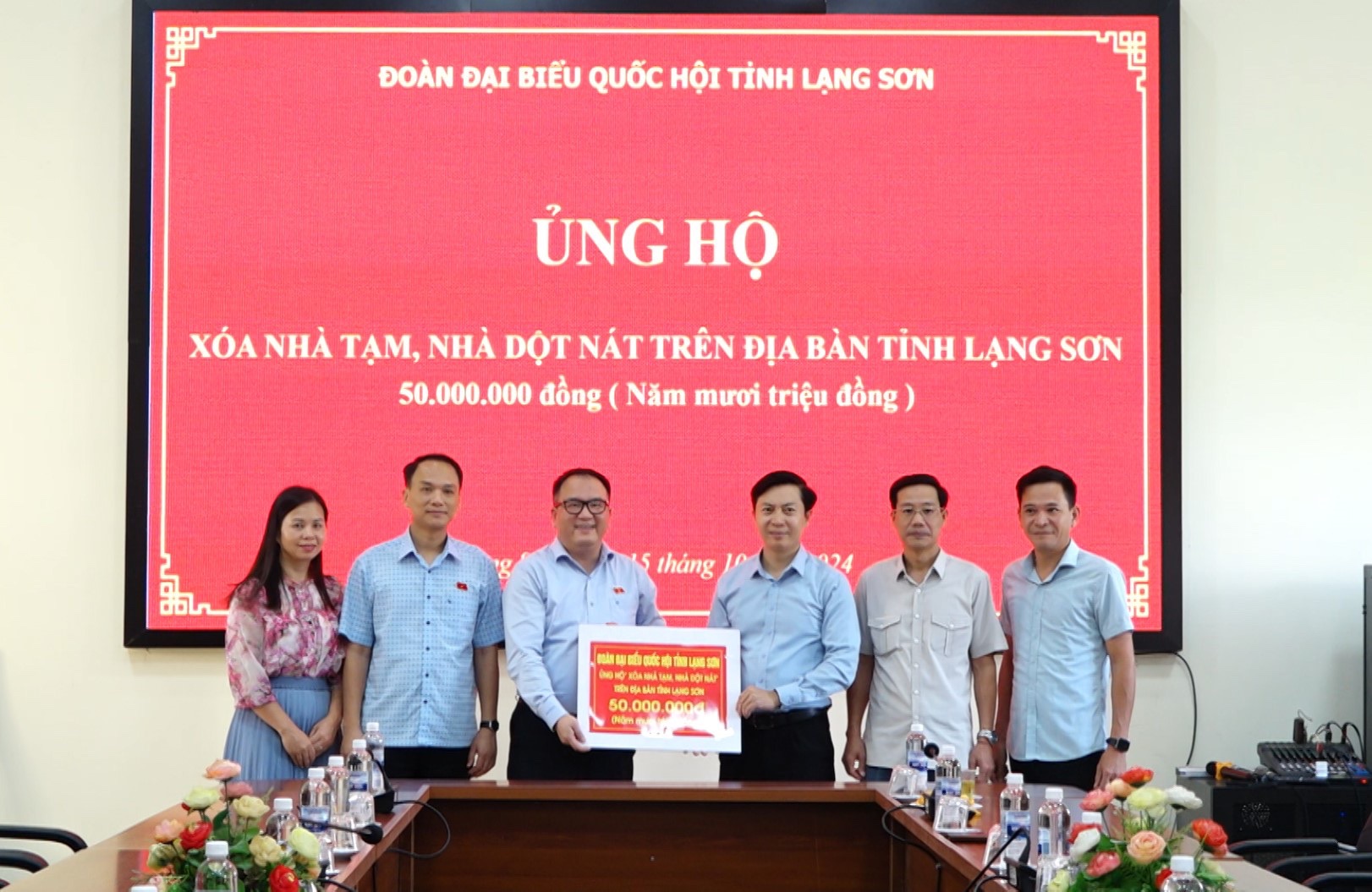 Đoàn đại biểu Quốc hội tỉnh Lạng Sơn huy động và trao 50 triệu đồng ủng hộ xóa nhà tạm, nhà dột nát trên địa bàn tỉnh Lạng Sơn