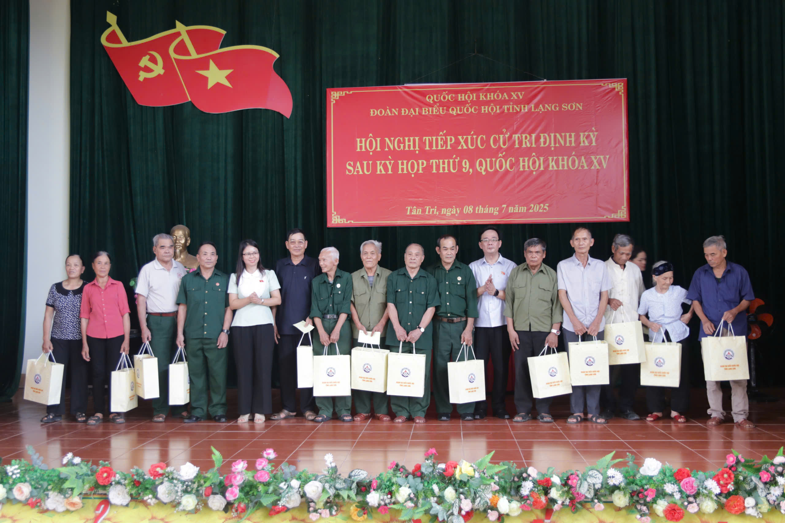 Đoàn đại biểu Quốc hội tỉnh tiếp xúc cử tri sau kỳ họp thứ 9,  tại xã Tân Tri, tỉnh Lạng Sơn