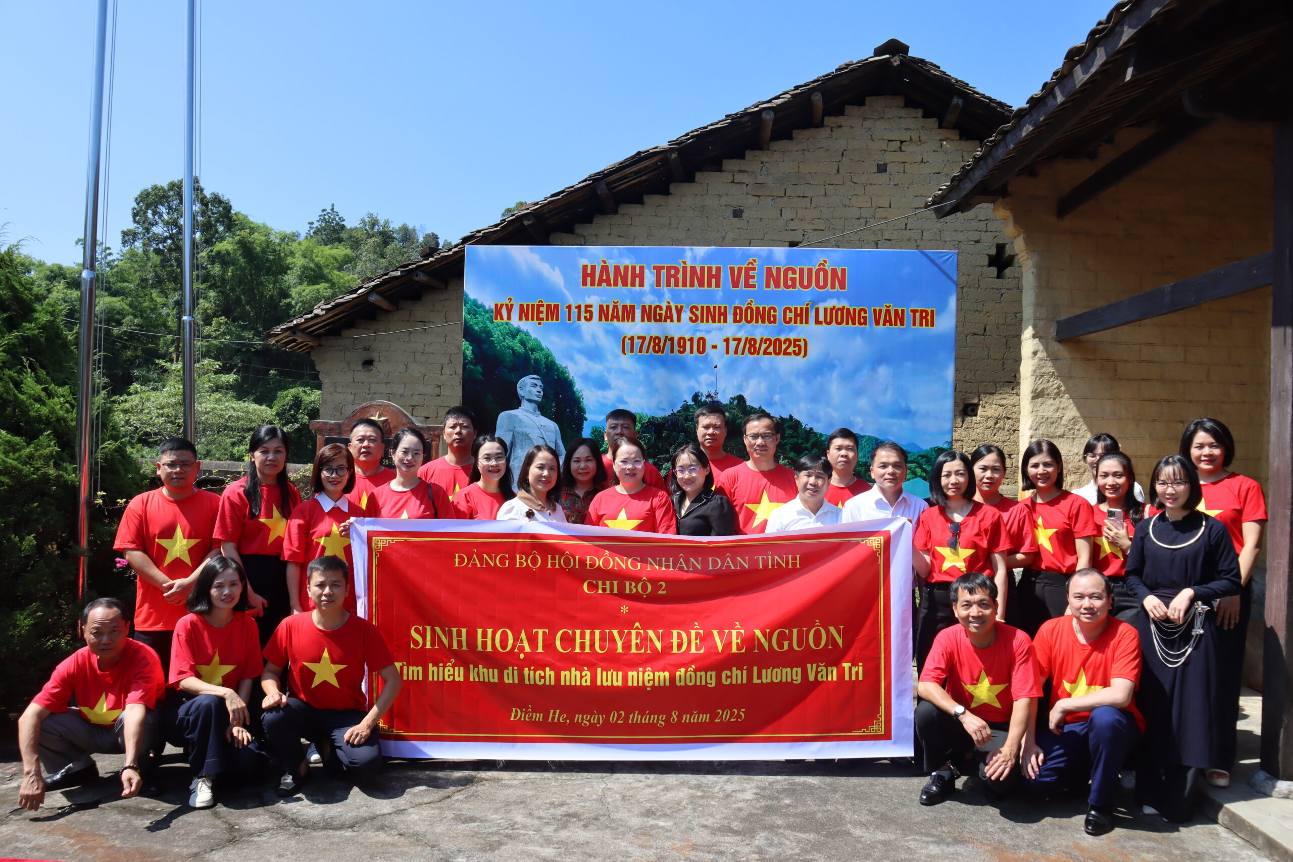 Chi bộ 2 sinh hoạt chuyên đề về nguồn tại di tích Nhà lưu niệm  đồng chí Lương Văn Tri