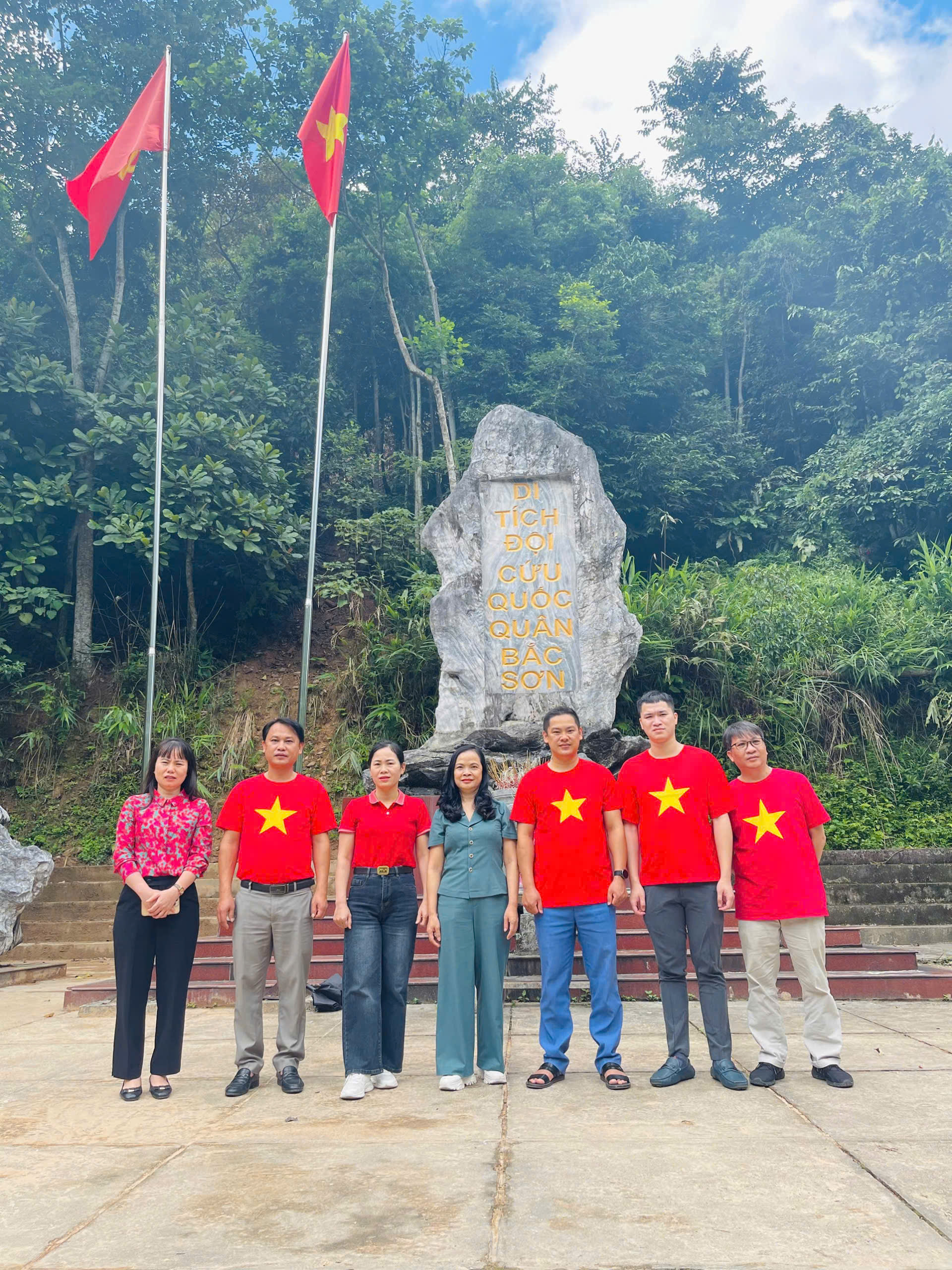 Chi bộ 1 tổ chức sinh hoạt chuyên đề về nguồn tại một số điểm thuộc Khu di tích khởi nghĩa Bắc Sơn