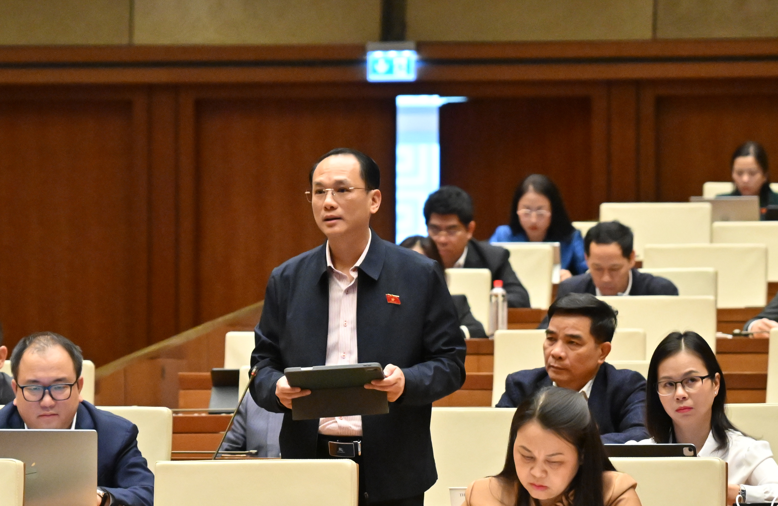 Đại biểu Quốc hội tỉnh phát biểu ý kiến vào  dự án Luật Trí tuệ nhân tạo