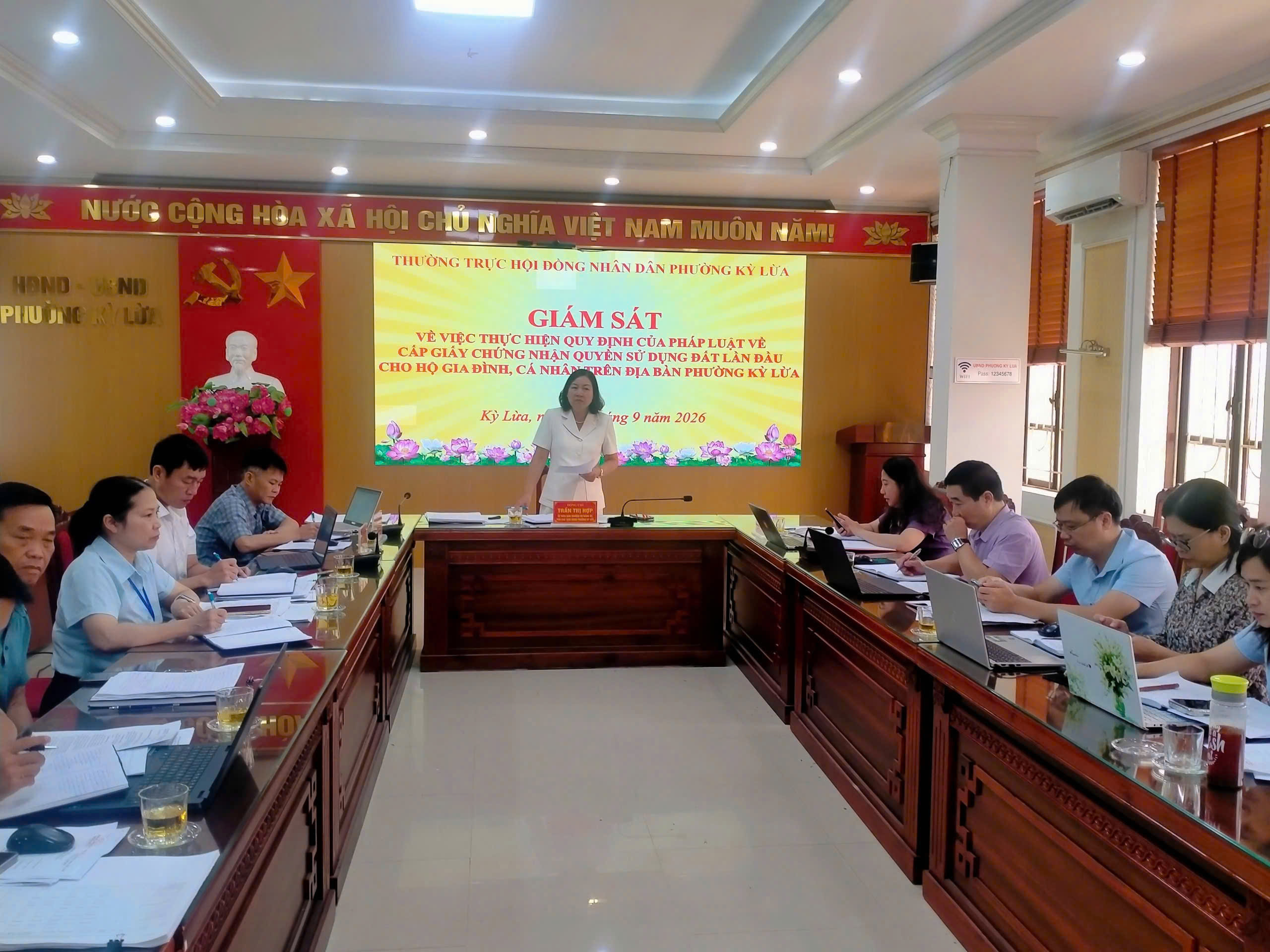 Thường trực HĐND phường Kỳ Lừa giám sát công tác cấp Giấy chứng nhận quyền sử dụng đất lần đầu cho hộ gia đình, cá nhân trên địa bàn phường.  