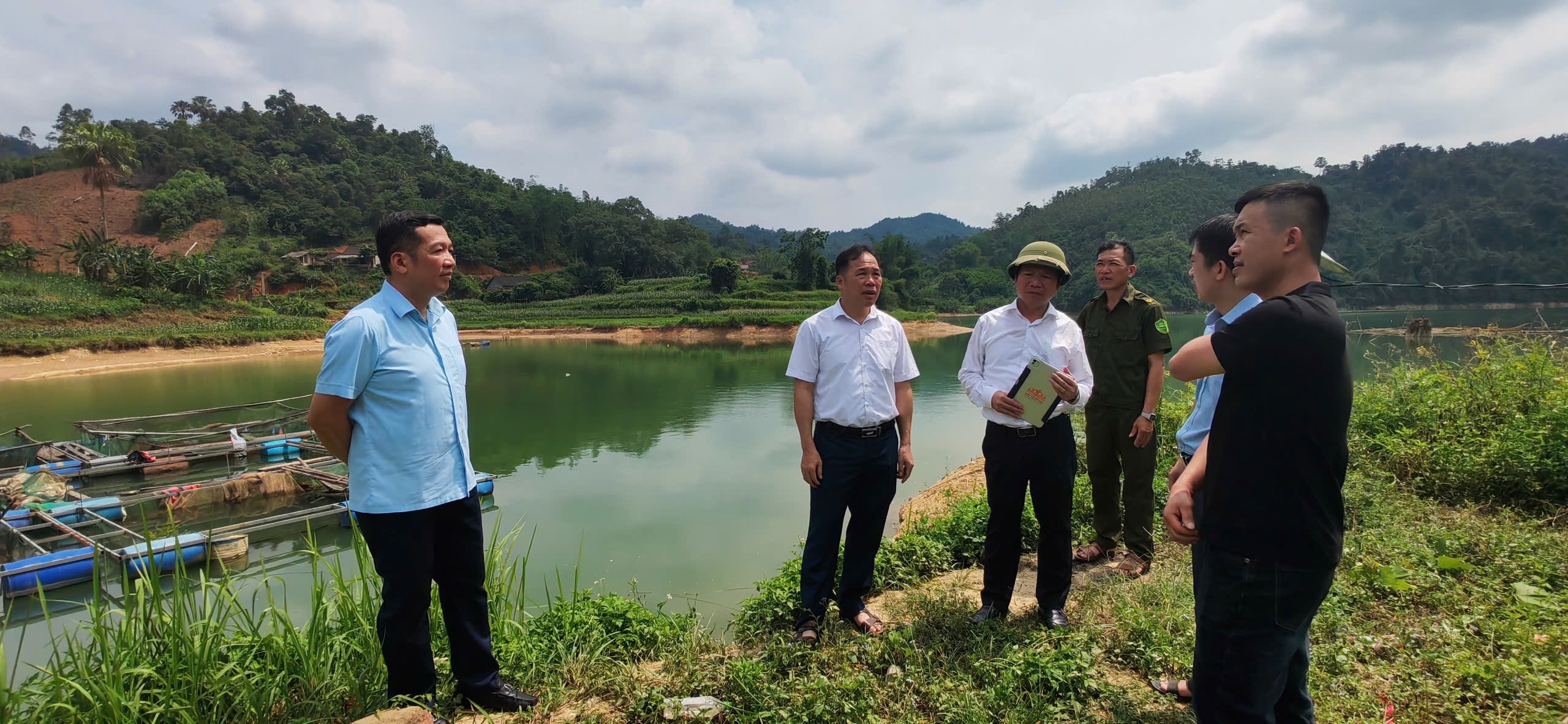 Đồng chí Phó Trưởng Đoàn đại biểu Quốc hội tỉnh  làm việc với Thường trực Đảng ủy xã Hồng Phong và dự sinh hoạt Chi bộ Thôn Vằng Phya, xã Hồng Phong