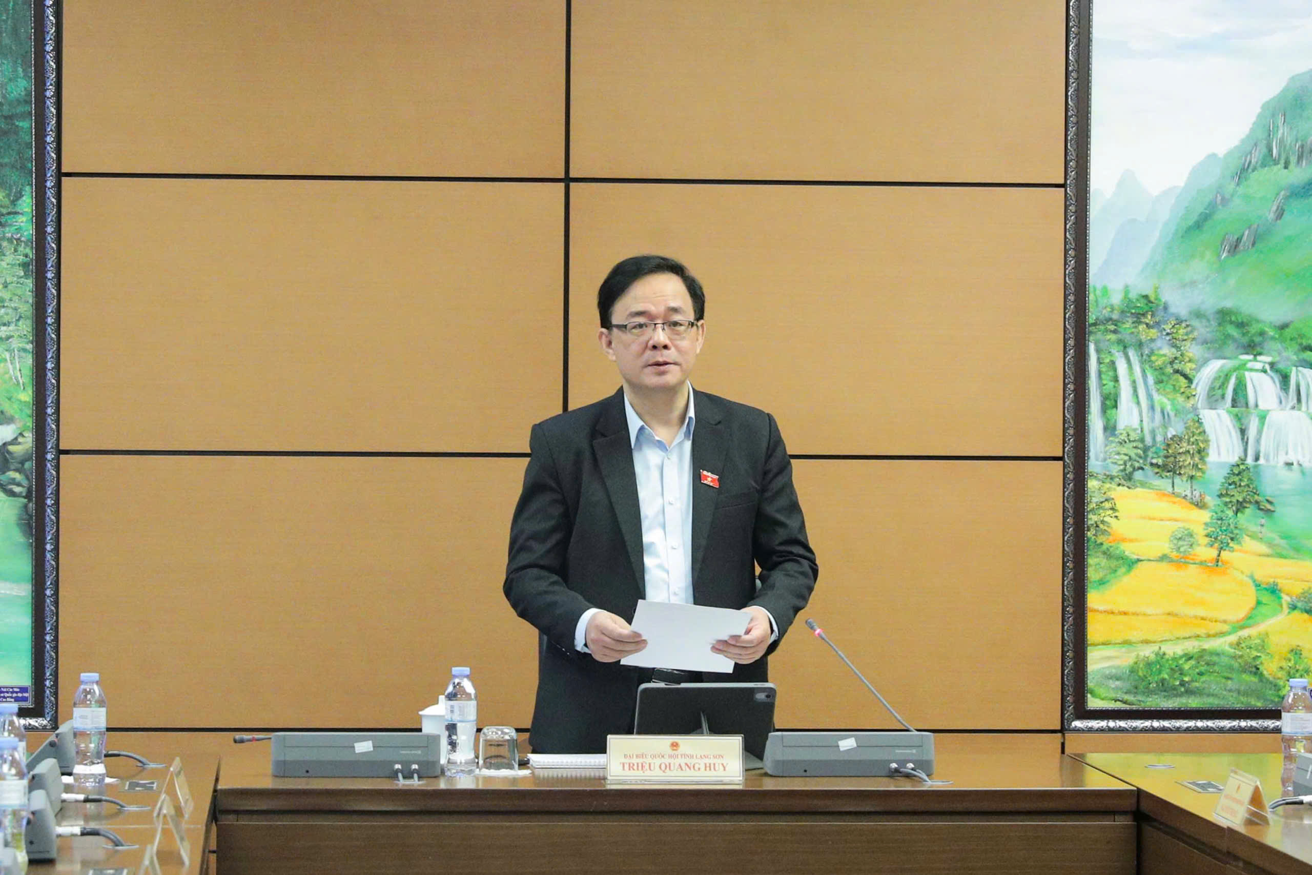 Đoàn đại biểu Quốc hội tỉnh thảo luận tổ về các dự án luật tại Kỳ họp thứ 10, Quốc hội khóa XV