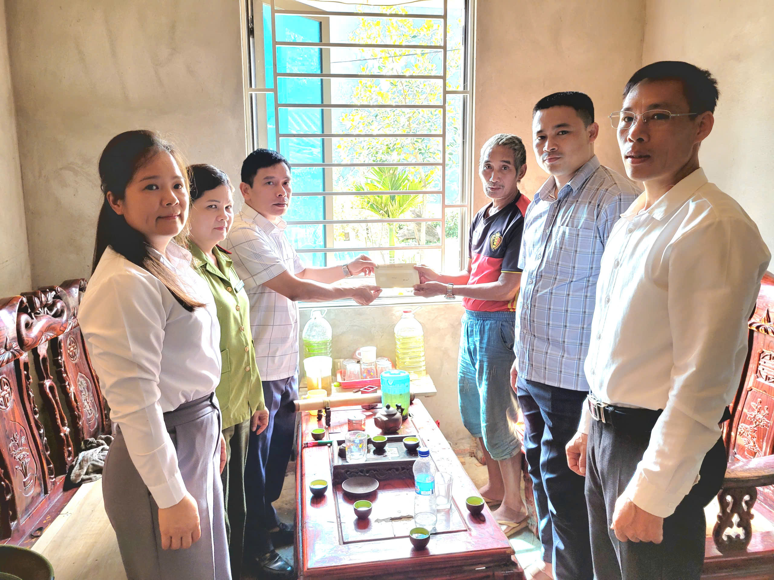 Ban Dân tộc HĐND tỉnh thăm, tặng quà các hộ gia đình bị ảnh hưởng bởi bão số 11 tại xã Hữu Liên