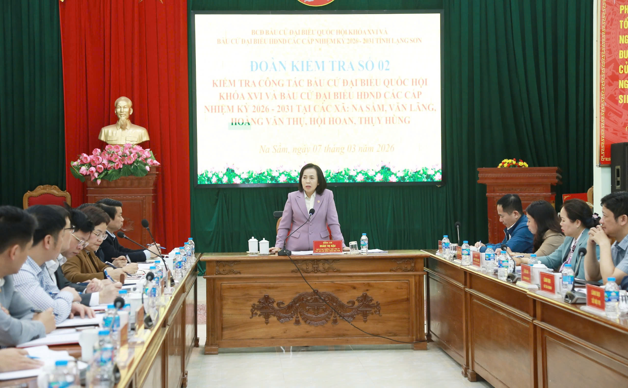 Đồng chí Phó Bí thư Thường trực Tỉnh ủy, Chủ tịch HĐND tỉnh kiểm tra công tác chuẩn bị bầu cử tại các xã: Văn Lãng, Thụy Hùng, Hoàng Văn Thụ, Hội Hoan và Na Sầm