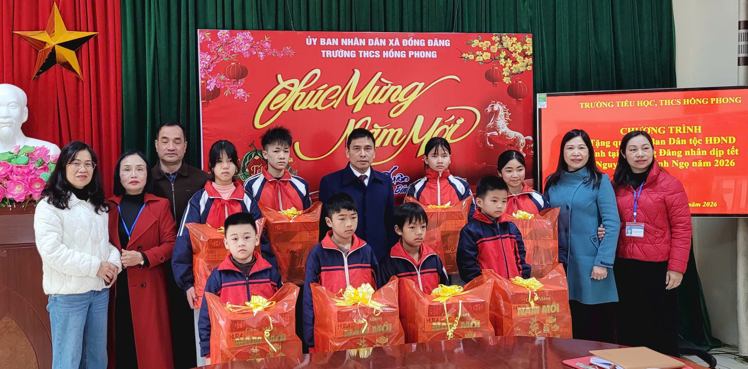 Ban Dân tộc HĐND tỉnh Lạng Sơn thăm, tặng quà Tết Nguyên đán Bính Ngọ 2026