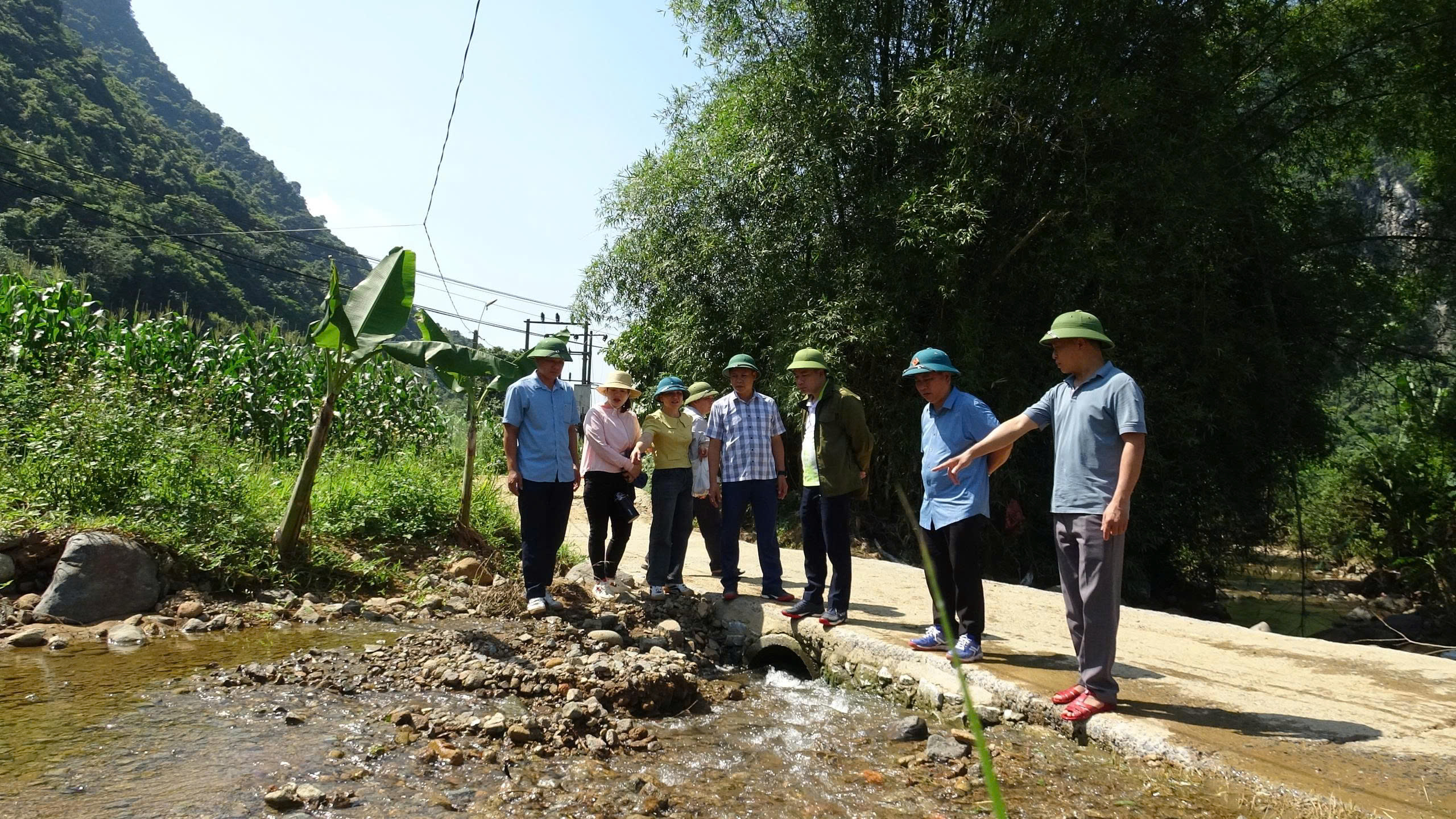 Thường trực HĐND xã Vũ Lễ khảo  sát thực trạng một số tuyến đường giao thông trên địa bàn