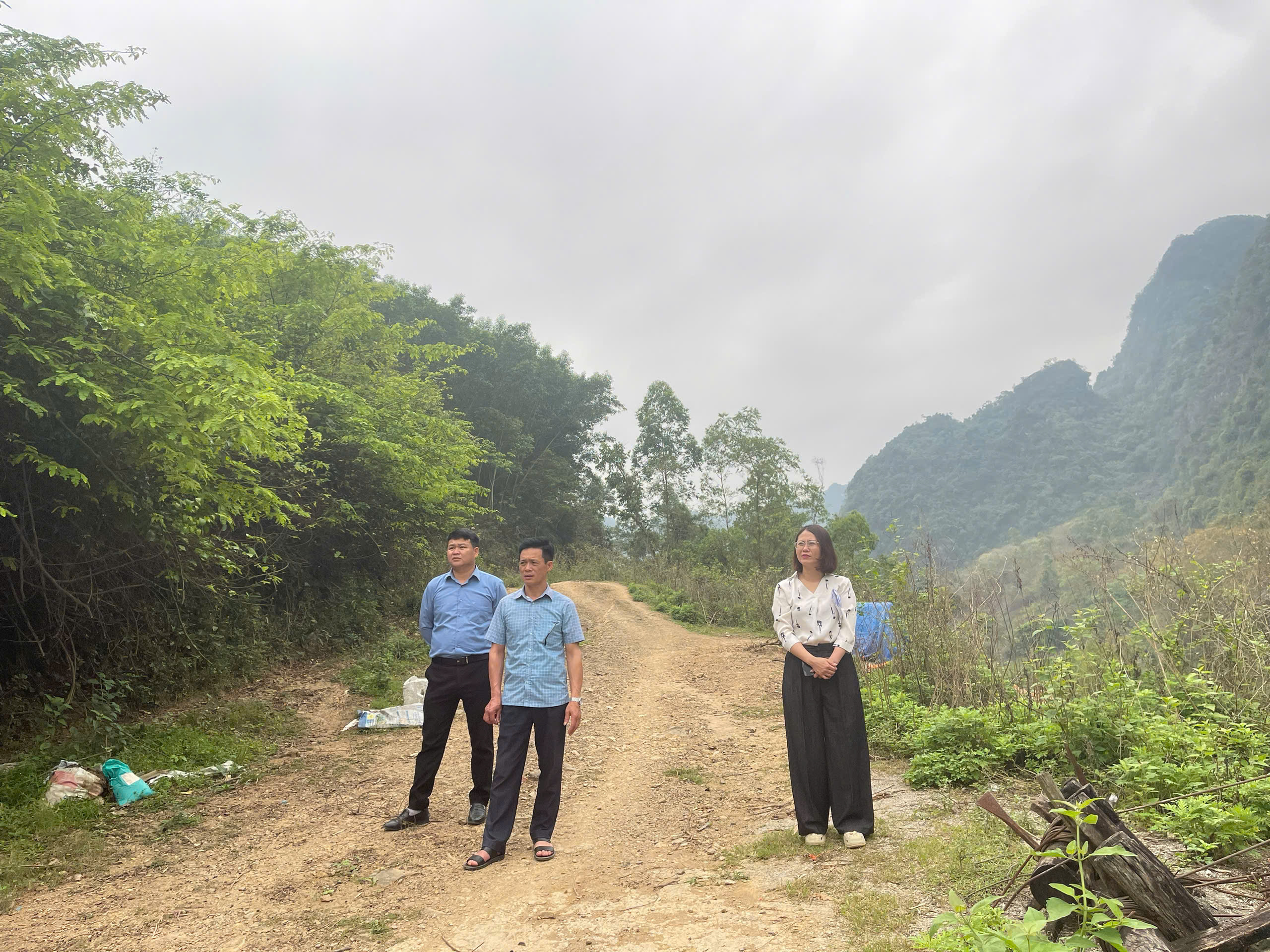 Thường trực HĐND xã Nhân Lý khảo sát thực tế các công trình dự kiến đầu tư công trung hạn trình HĐND xã 