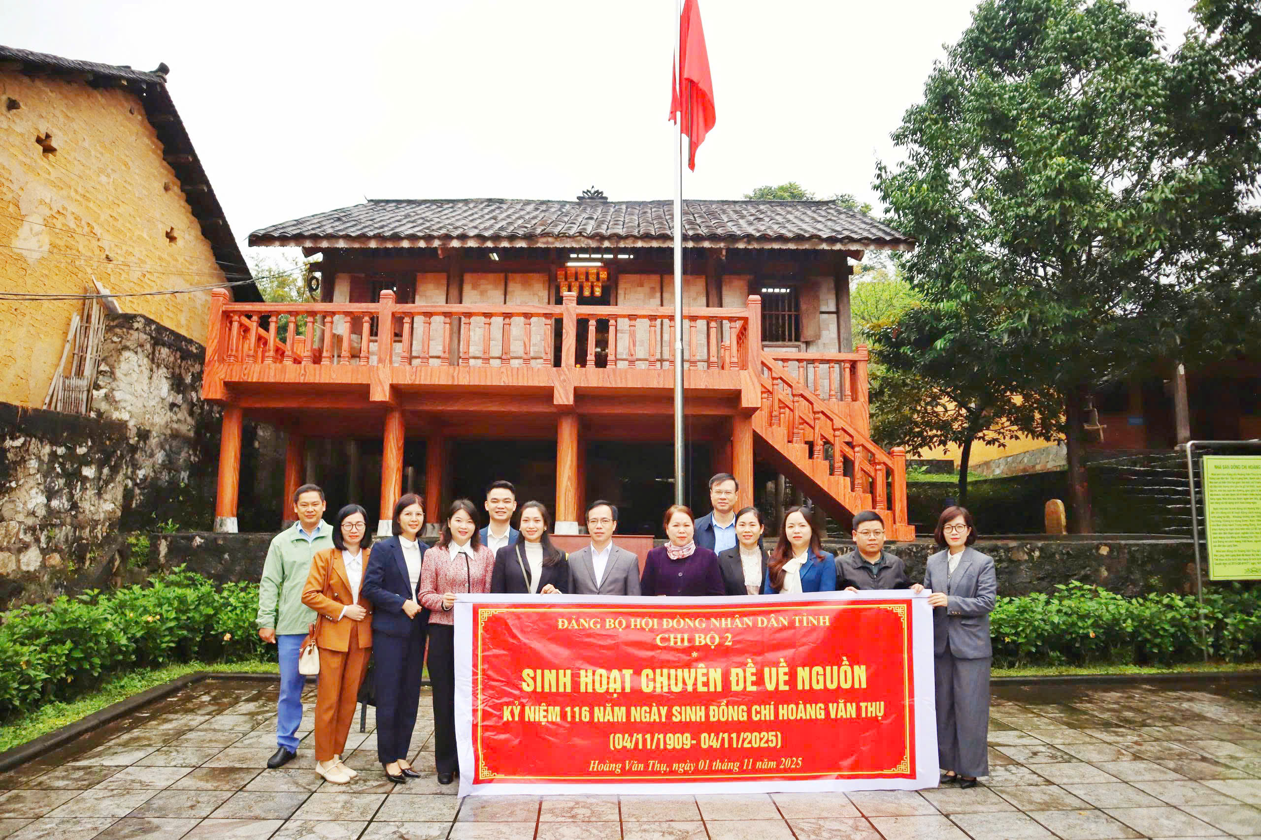 Chi bộ 2 sinh hoạt chuyên đề về nguồn tại di tích Nhà lưu niệm đồng chí Hoàng Văn Thụ