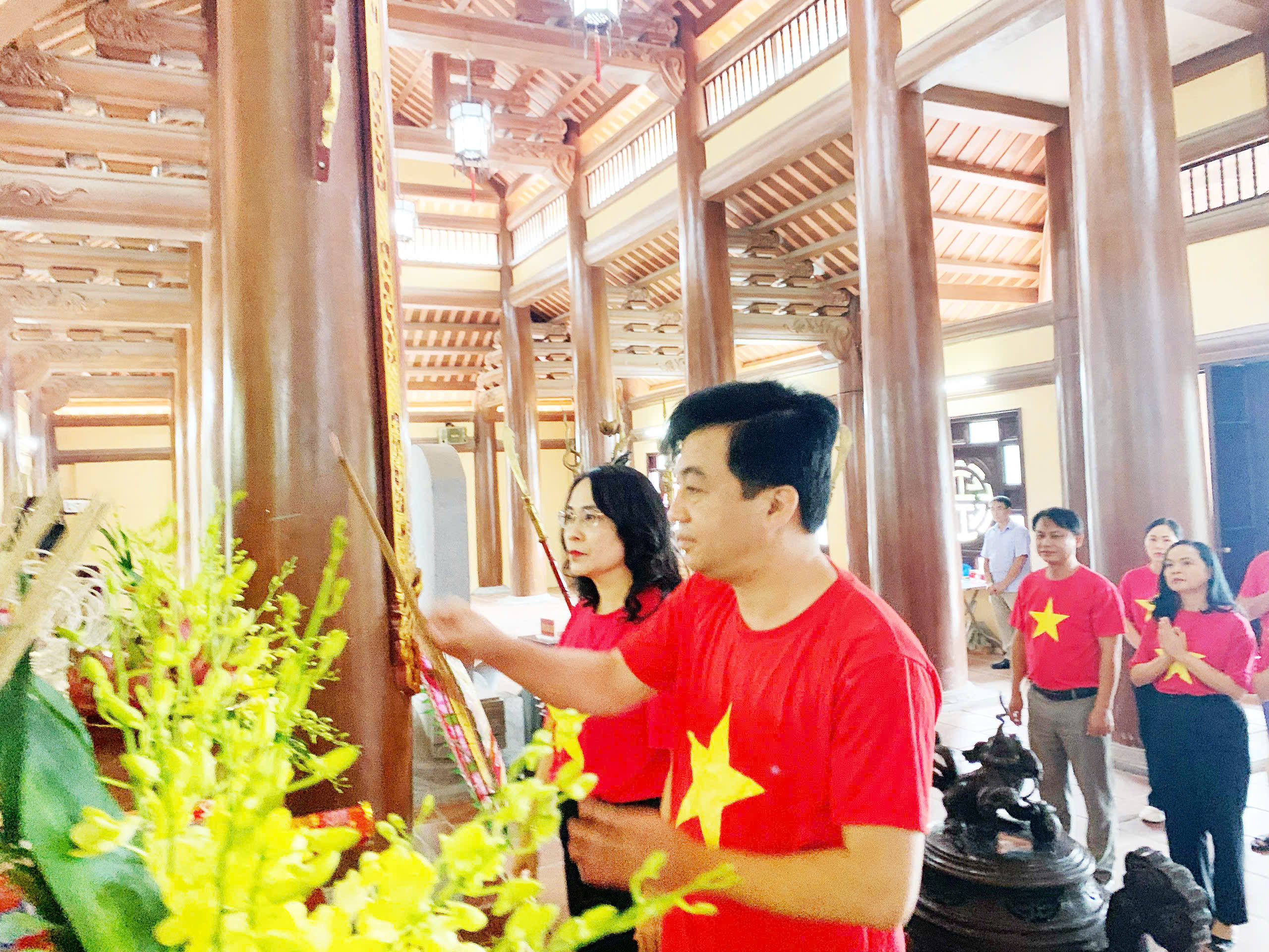 Chi bộ 1 tổ chức sinh hoạt chuyên đề về nguồn tại một số điểm thuộc Khu di tích khởi nghĩa Bắc Sơn