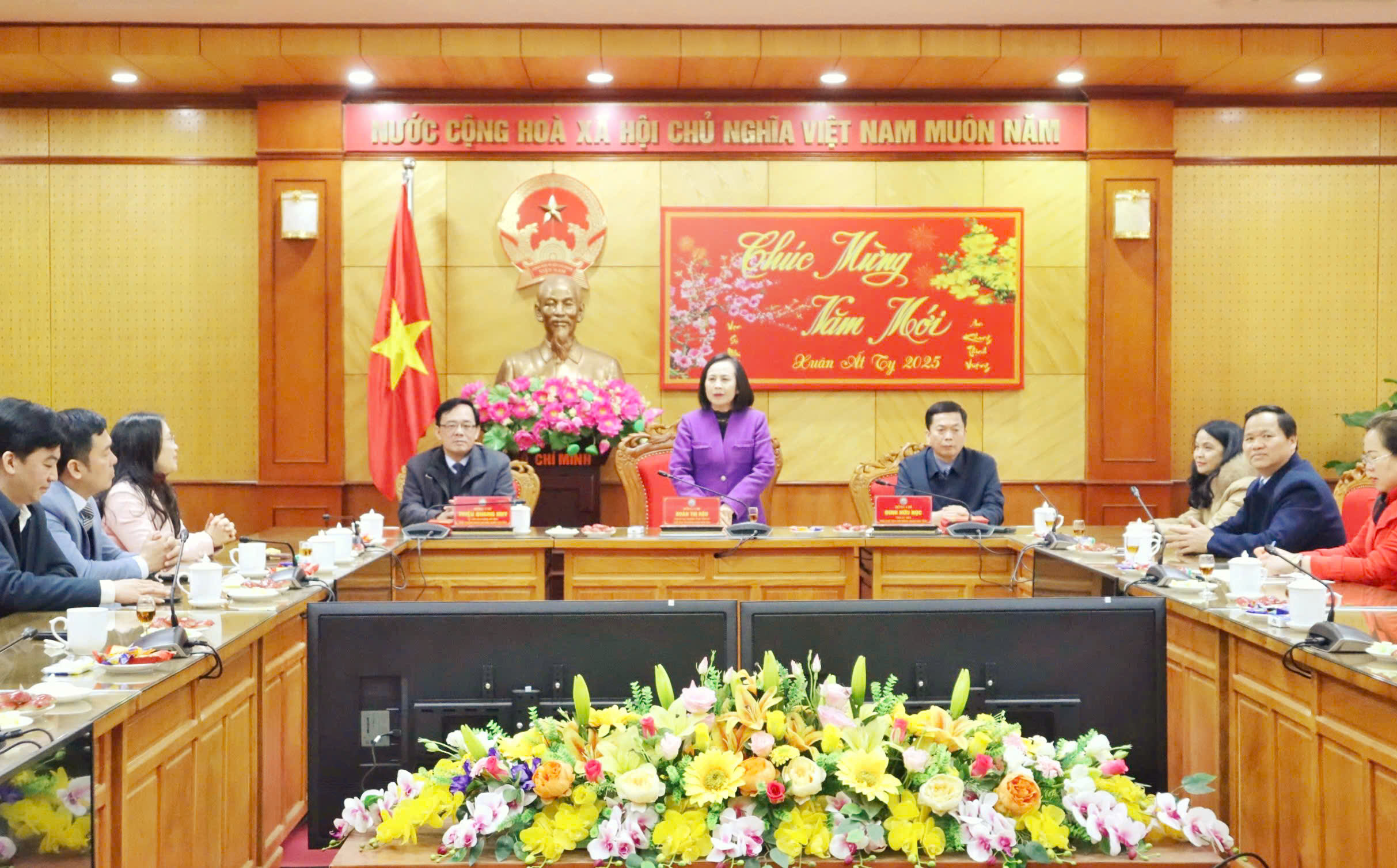 Lãnh đạo Đoàn ĐBQH tỉnh, HĐND tỉnh gặp mặt, chúc Tết đầu năm mới cán bộ, công chức và người lao động cơ quan Văn phòng