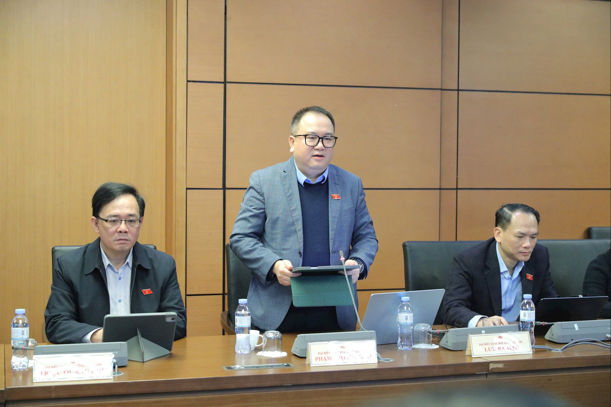 Đoàn đại biểu Quốc hội tỉnh tiếp tục tham gia thảo luận về các dự án Luật và dự thảo Văn kiện trình Đại hội đại biểu toàn quốc lần thứ XIV của Đảng tại Kỳ họp thứ 10, Quốc hội khóa XV