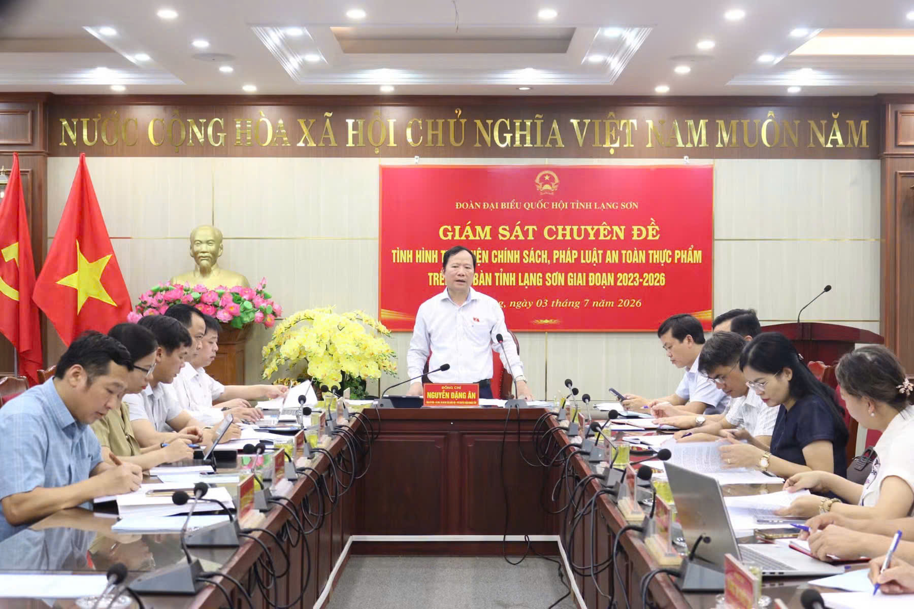 Đoàn đại biểu Quốc hội tỉnh giám sát chuyên đề về tình hình thực hiện chính sách, pháp luật về an toàn thực phẩm tại các xã Hữu Lũng, Vạn Linh